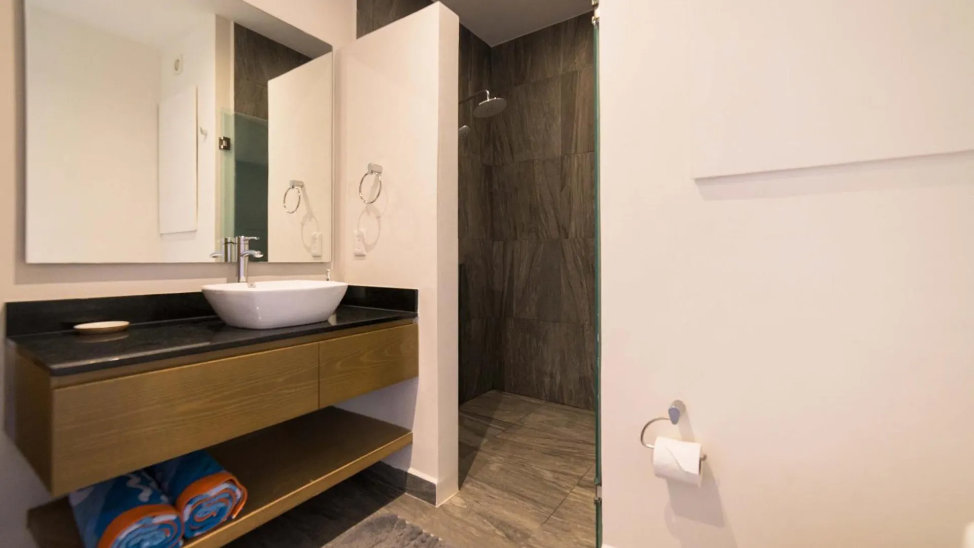 Modern Condo 200M From Beach & 5Th Ave Playa del Carmen Appartamento